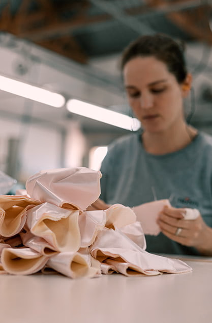 Artesã Só Dança confeccionando sapatilhas